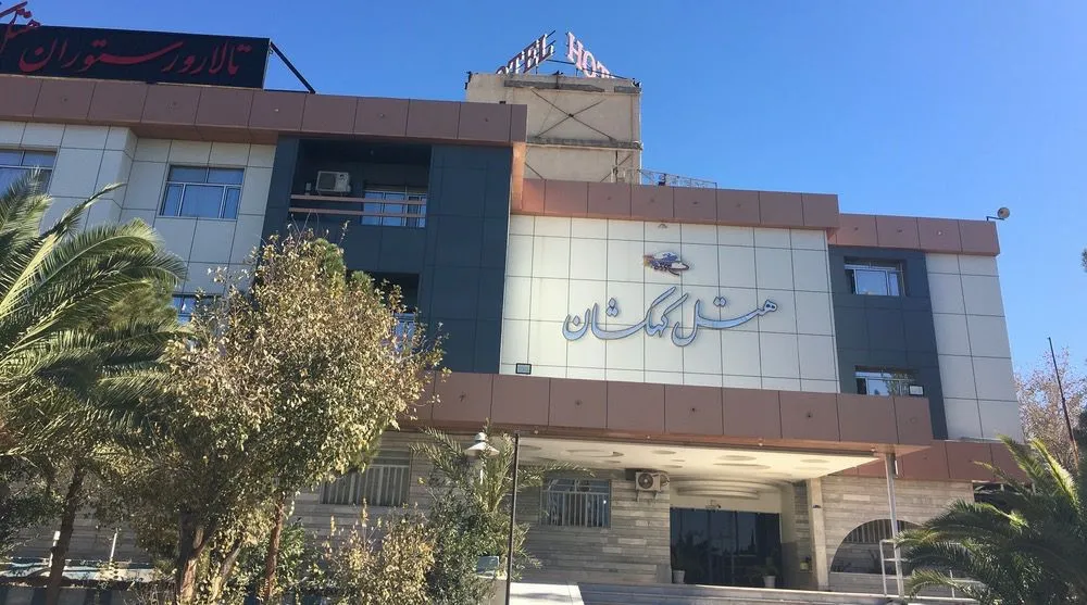 نمای بیرونی هتل کهکشان با ورودی و درختان