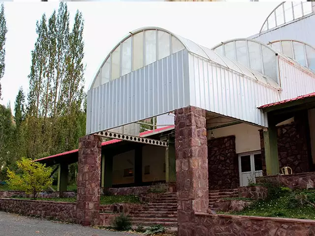 نمای ورودی ساختمان هتل گاجره با ستونهای سنگی