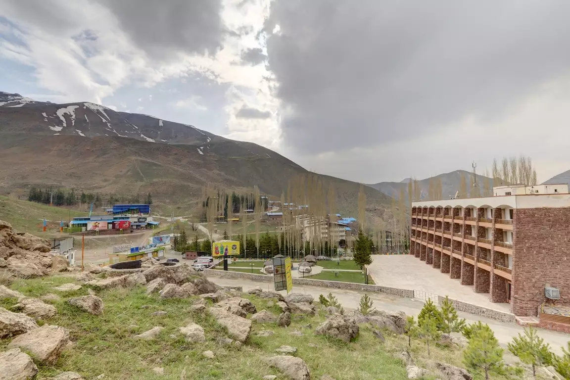 نمای هتل جهانگردی در دامنه کوهستان