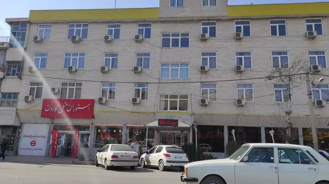 نمای بیرونی ساختمان هتل کارون و ورودی خیابانی