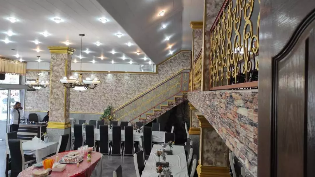 سالن غذاخوری هتل کارون با میزهای چیده‌شده و راه‌پله