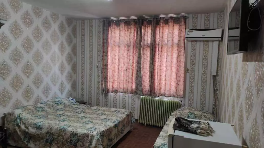 اتاق کارون با دو تخت و پنجره پرده‌دار