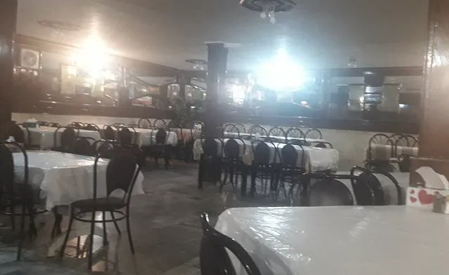 سالن غذاخوری هتل مرمر با میزهای چیدهشده