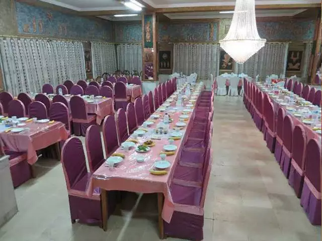 سالن پذیرایی هتل کاملیا با میزهای چیده‌شده