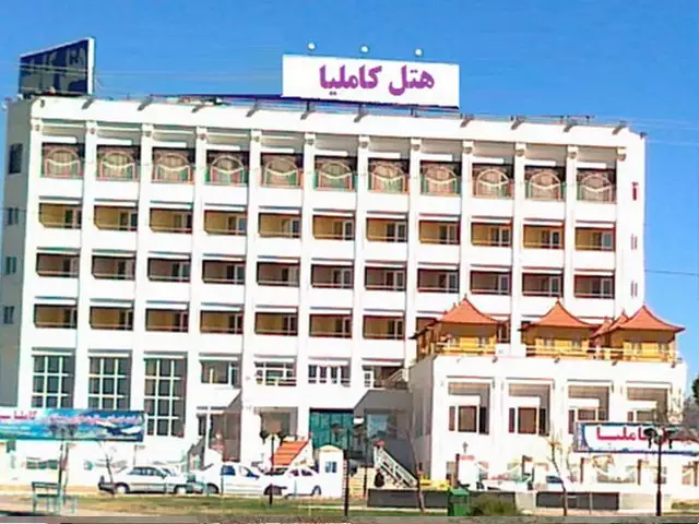 نمای بیرونی هتل کاملیا با ردیف بالکن‌ها
