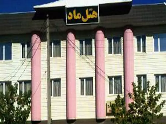 نمای بیرونی هتل ماد با ستون‌های صورتی
