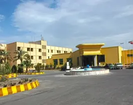نمای ورودی هتل پارسیان و محوطه بیرونی