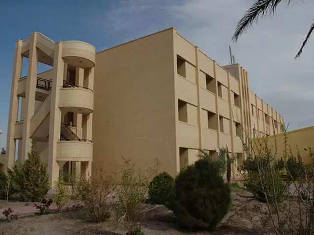 نمای بیرونی ساختمان هتل پارسیان در میان فضای سبز