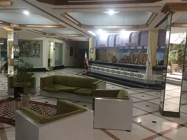 پذیرش هتل پارسیان با کانتر و مبلمان لابی