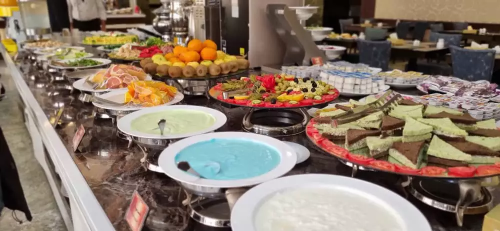 میز بوفه پارسیان با میوه و دسر
