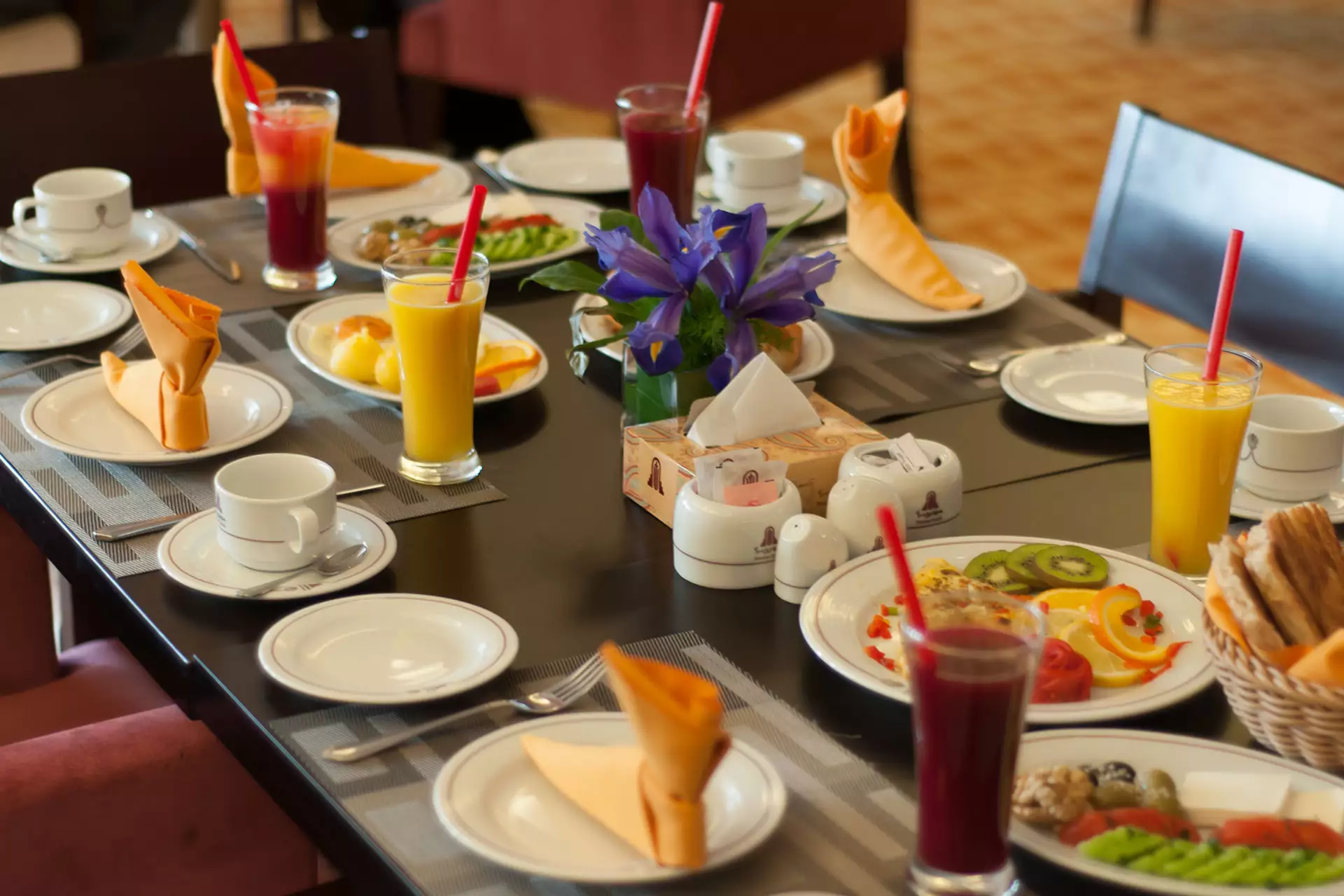 میز صبحانه پارسیان با نوشیدنی و خوراکی