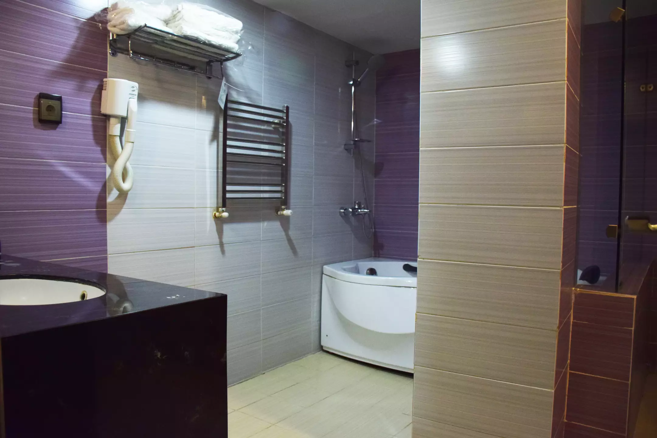 حمام پارسیان با وان و دوش