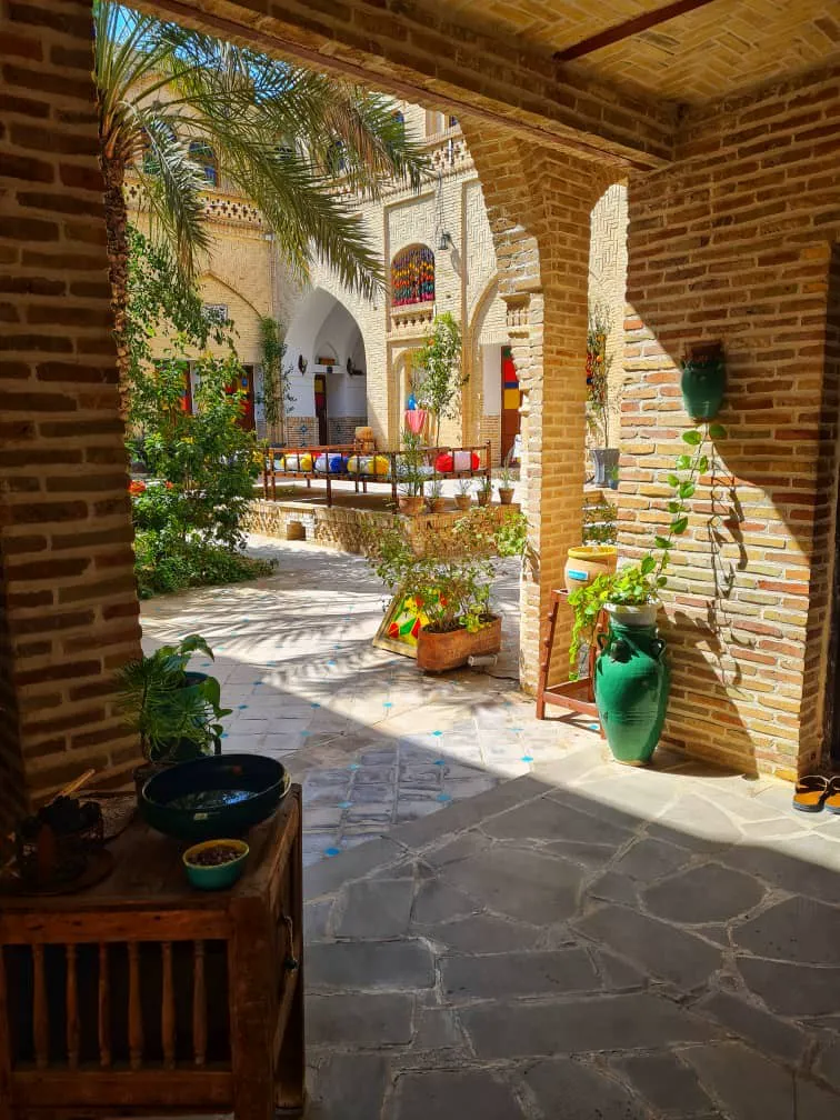 راهروی آجری سنتی سرابی رو به حیاط مرکزی
