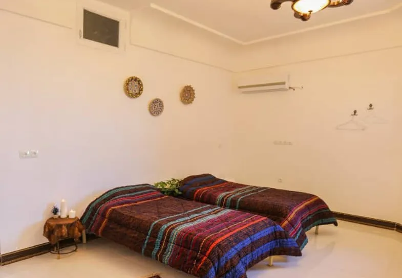 اتاق سنتی سرابی با دو تخت و روتختی راهراه