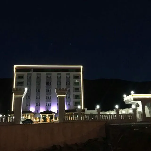نمای شبانه هتل زریوار با نورپردازی نما