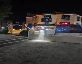 نمای شبانه ورودی هتل بام ایران