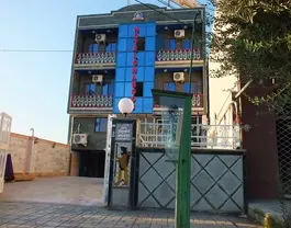 ساختمان هتل قابوس با نمای چندطبقه و ورودی