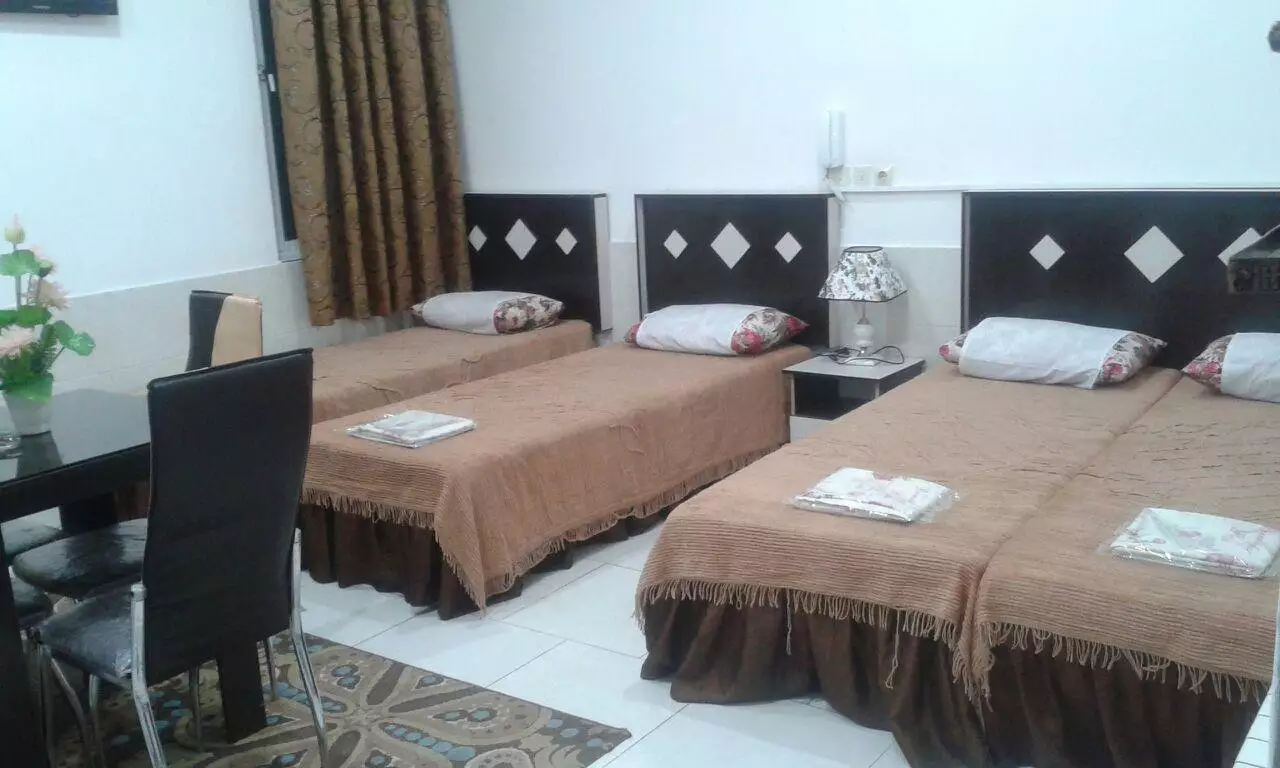 تخت‌های یک‌نفره در اتاق هتل امیر