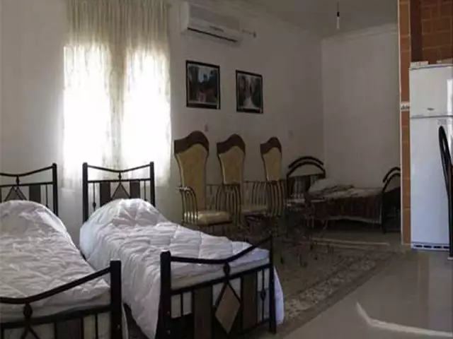 اتاق نارنجستان با دو تخت و صندلی
