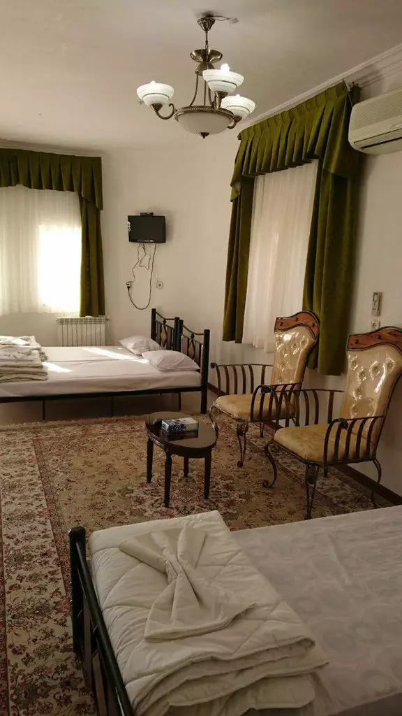 اتاق نارنجستان با دو تخت و مبلمان