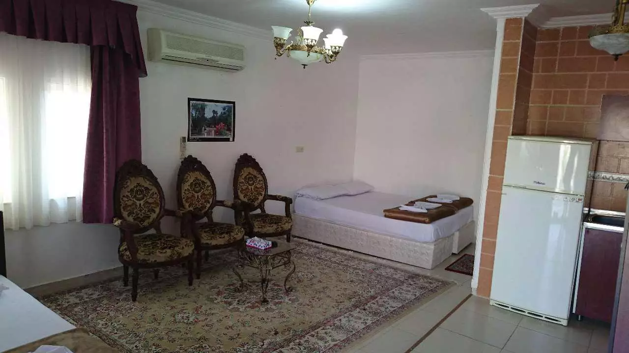 اتاق نارنجستان با تخت و صندلی‌های کلاسیک