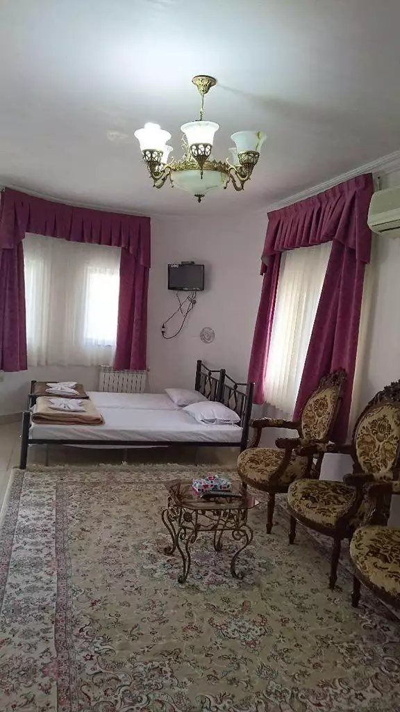 اتاق نارنجستان با دو تخت و پرده‌های زرشکی