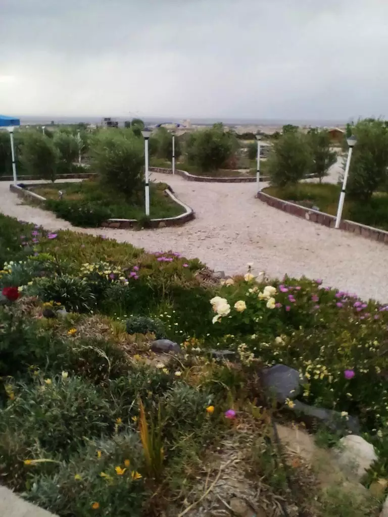 باغ گل‌کاری‌شده نارنجستان با مسیر سنگ‌فرش
