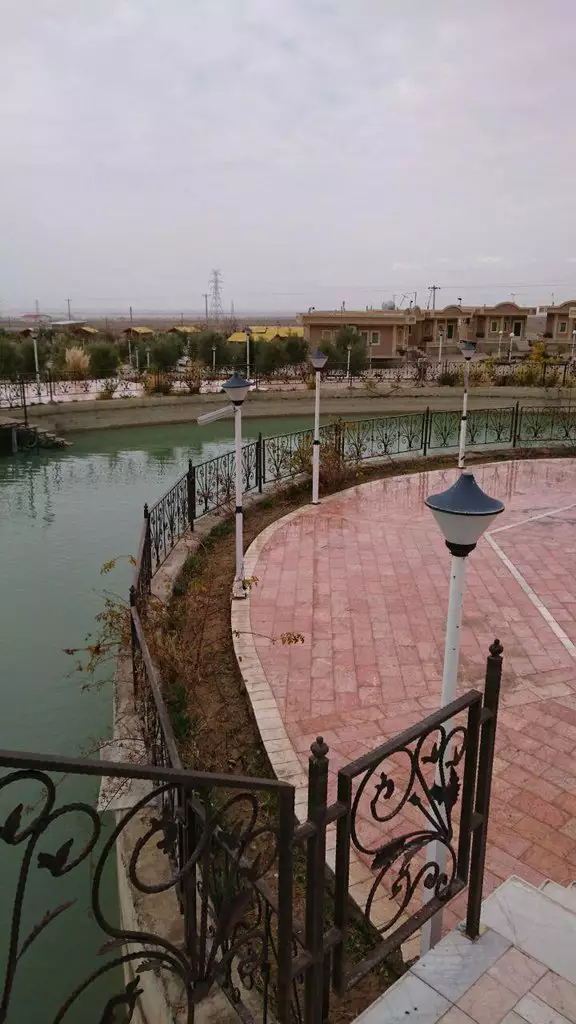 پیاده‌رو سنگ‌فرش کنار برکه در نارنجستان