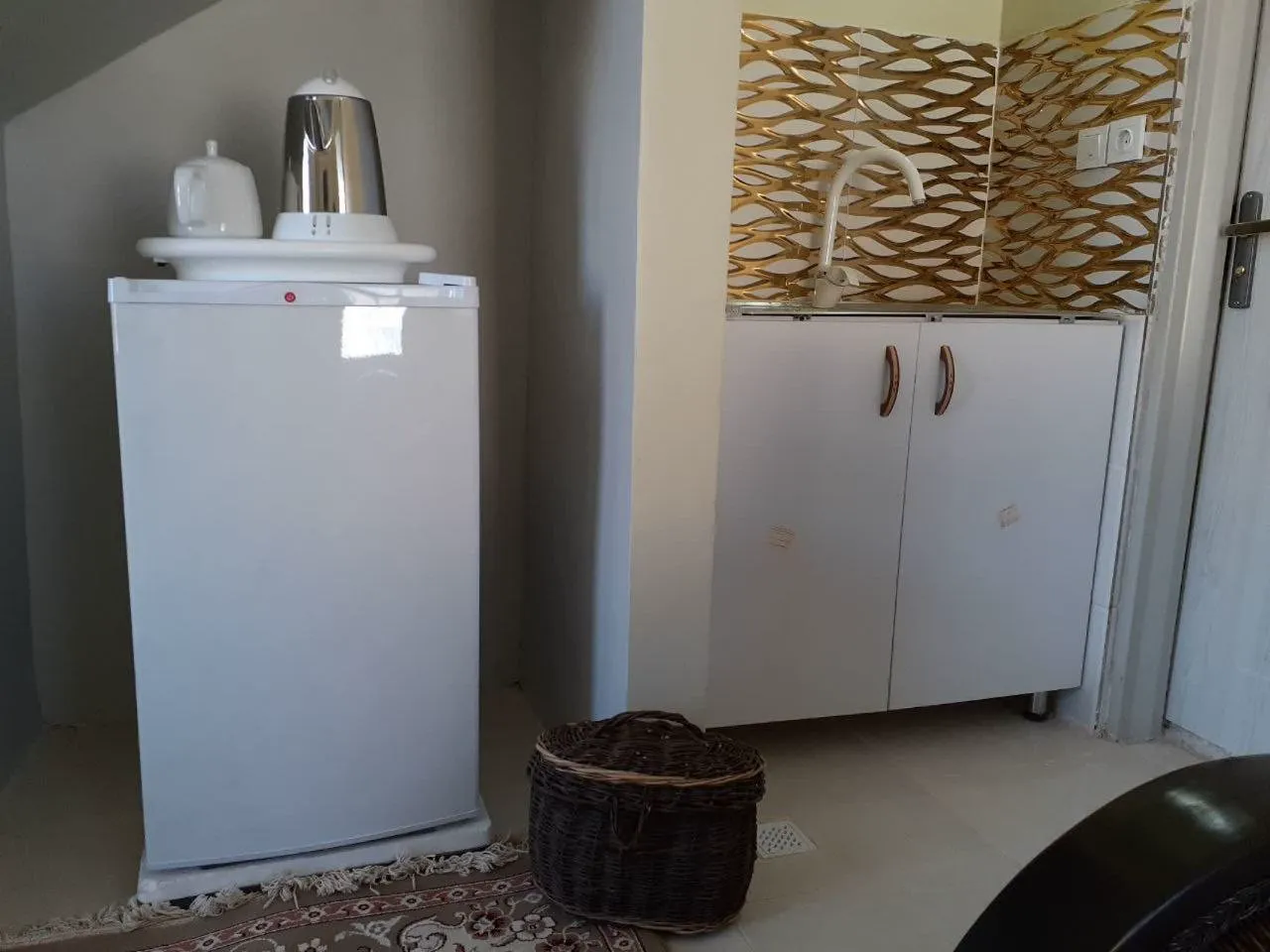 یخچال و کابینت در فضای اقامتی هتل نارنجستان