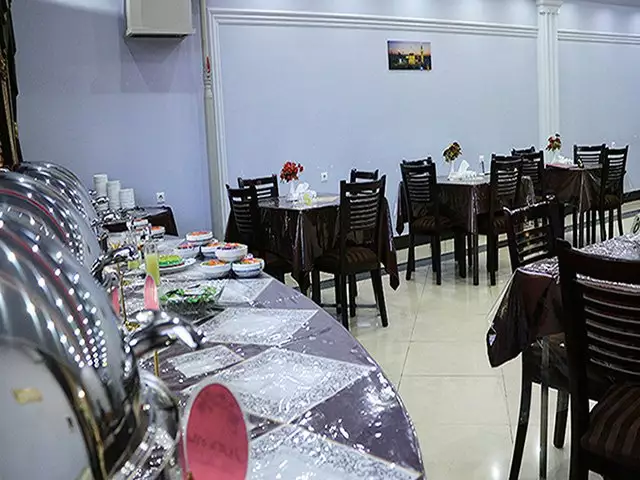 بوفه غذا و میزهای سالن هتل امام رضا