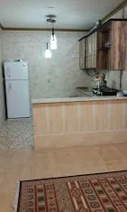 آشپزخانه هتل آسمان با کابینت چوبی
