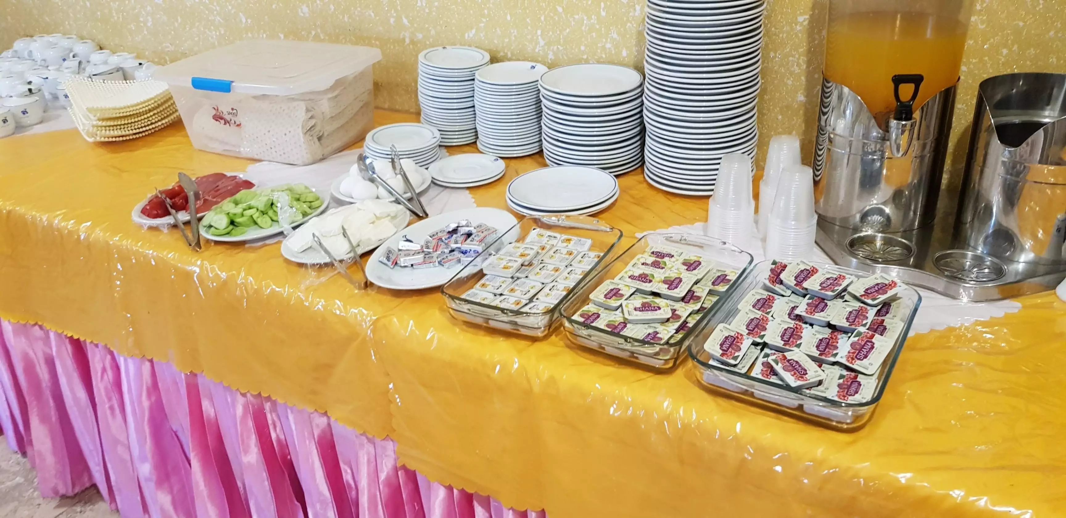 میز بوفه هتل جهانگردی با بشقاب و نوشیدنی