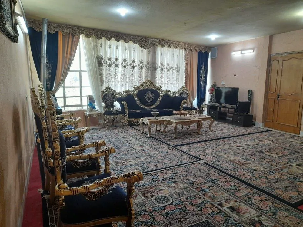اتاق نشیمن با مبل‌های سلطنتی تخت جمشید