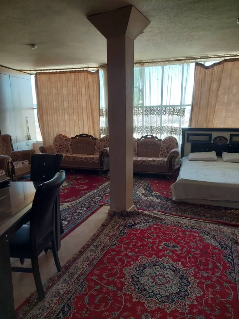 اتاق نشیمن با مبلمان و فرش ایرانی هتل تخت جمشید