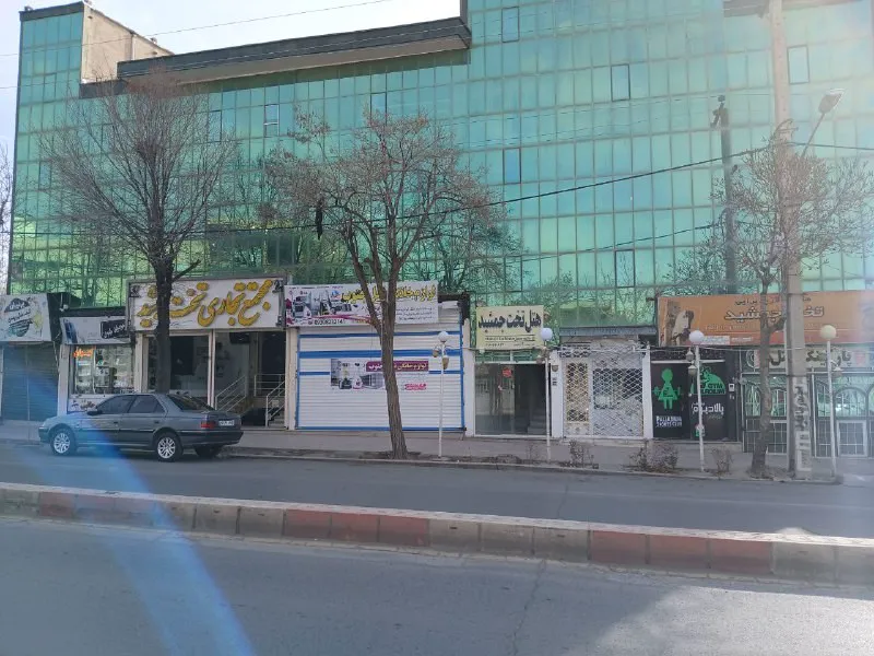 نمای شیشه‌ای هتل تخت جمشید در خیابان