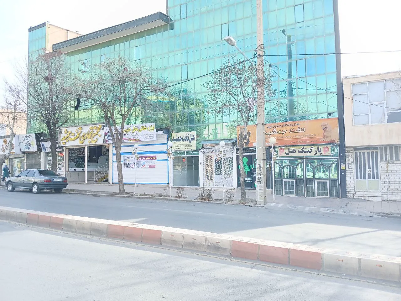 نمای بیرونی ساختمان شیشه‌ای هتل کمال الملک