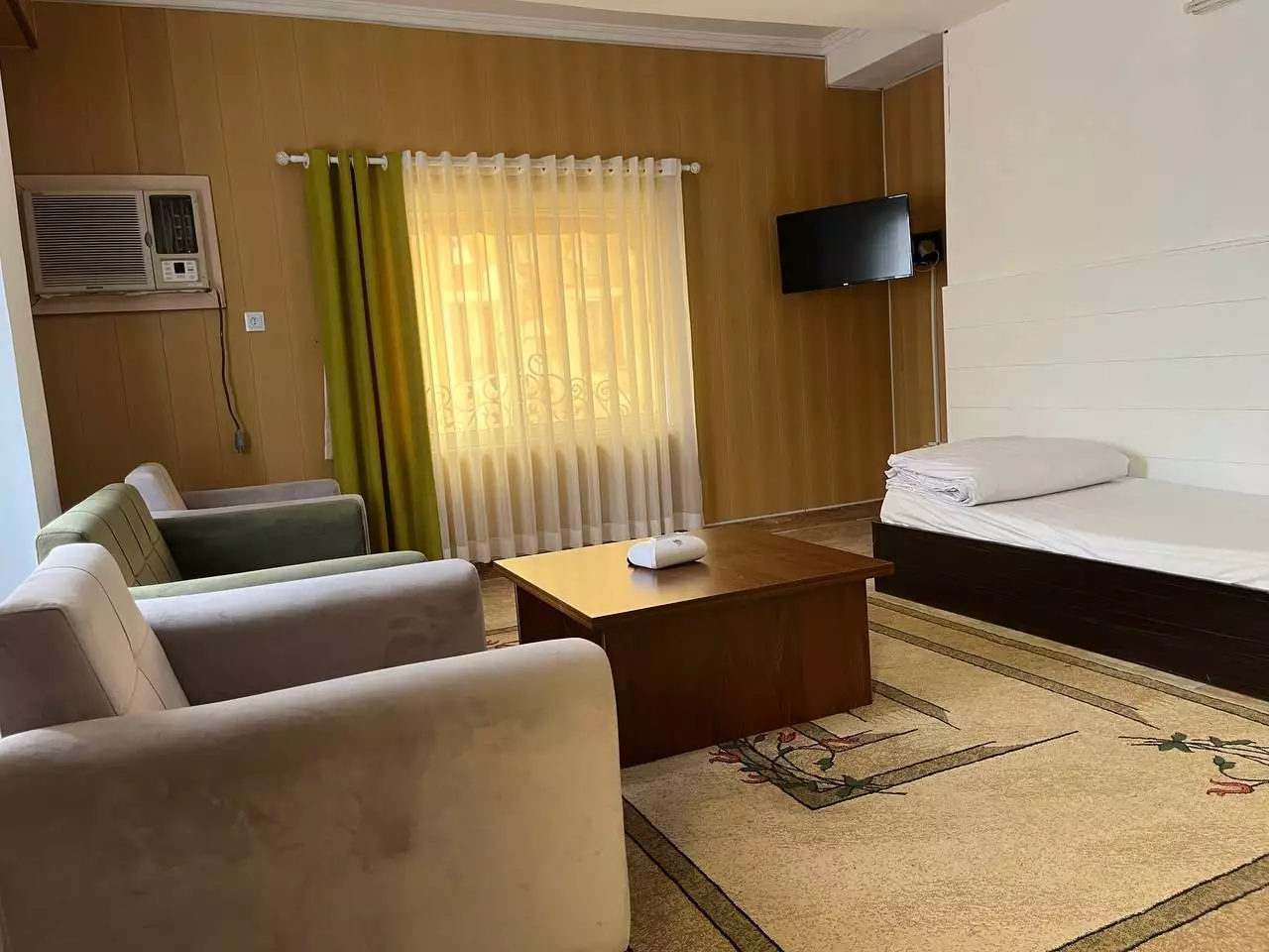 اتاق کوشال با تخت و نشیمن