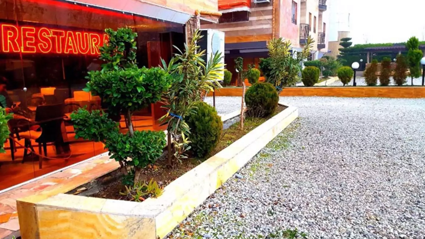 نمای بیرونی رستوران هتل کوشال با فضای سبز