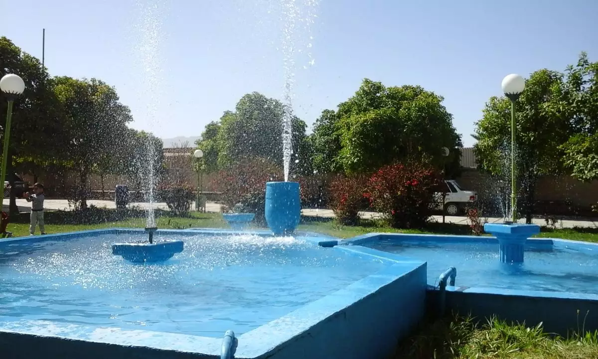آبنمای آبی محوطه هتل جهانگردی