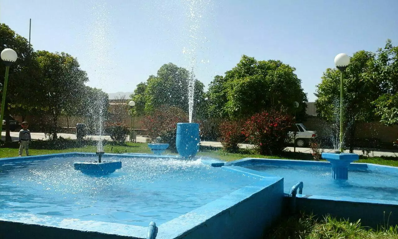 آبنمای محوطه جهانگردی با حوض آبی
