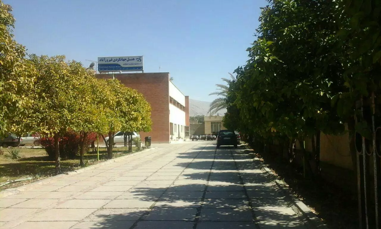 مسیر ورودی جهانگردی میان درختان