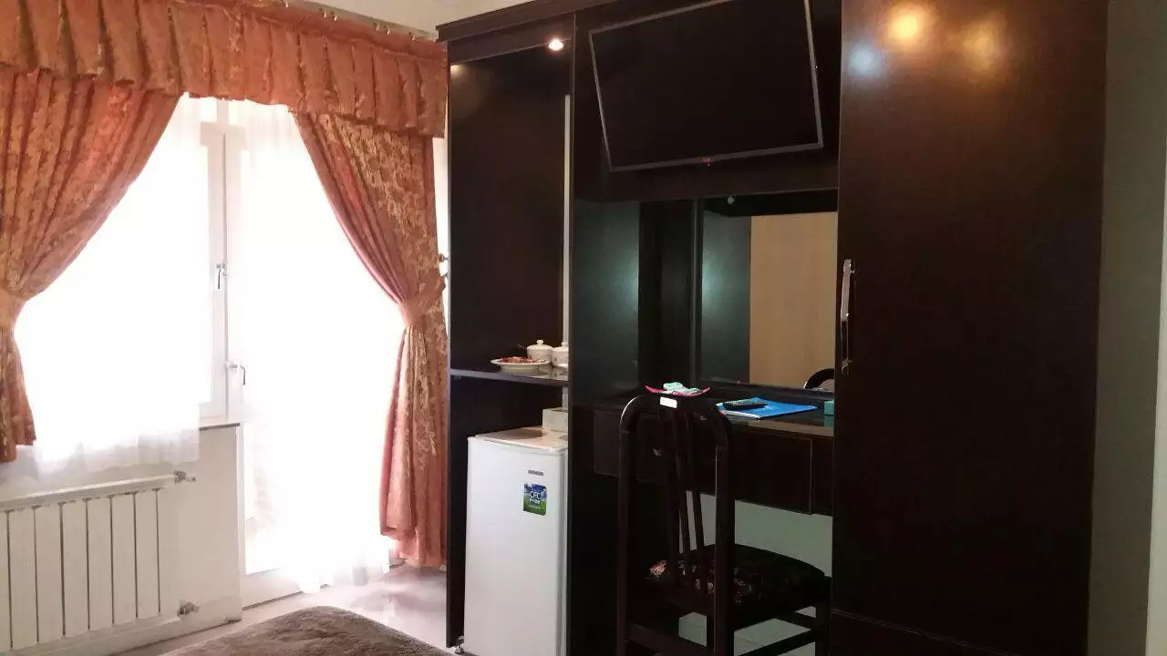 میز کار و یخچال کوچک در اتاق جهانگردی