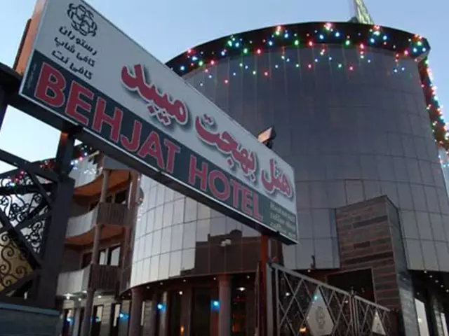 نمای بیرونی هتل بهجت با تابلوی ورودی