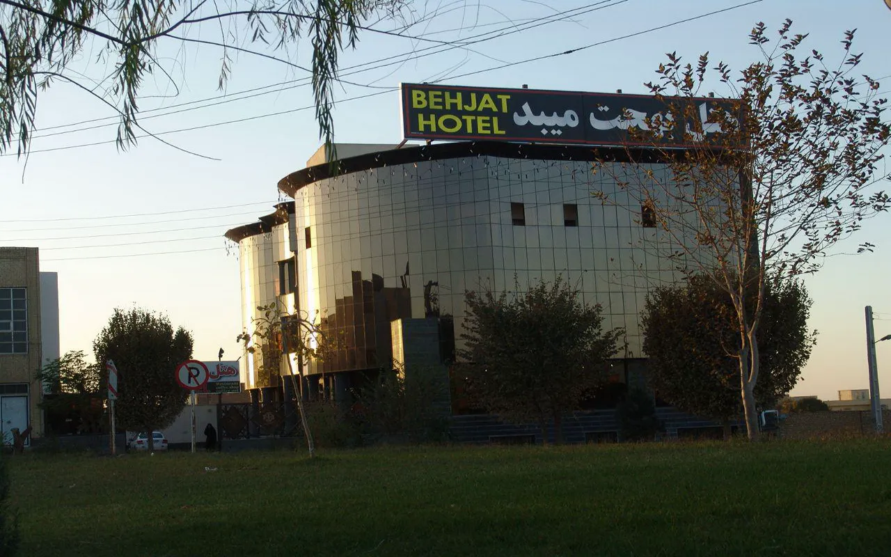 نمای بیرونی ساختمان هتل بهجت با تابلوی سردر