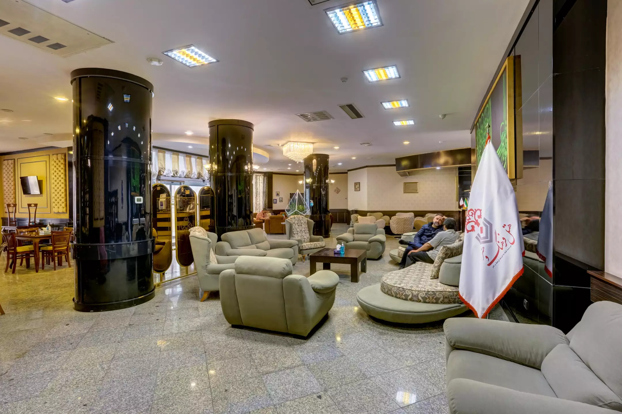 سالن نشیمن هتل فرهنگ و هنر با مبل‌های خاکستری