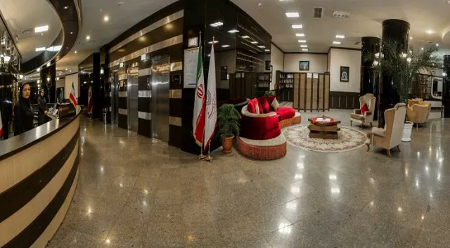 لابی هتل فرهنگ و هنر با مبلمان قرمز