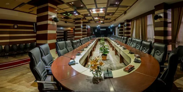 اتاق جلسات هتل فرهنگ و هنر با میز کنفرانس U شکل