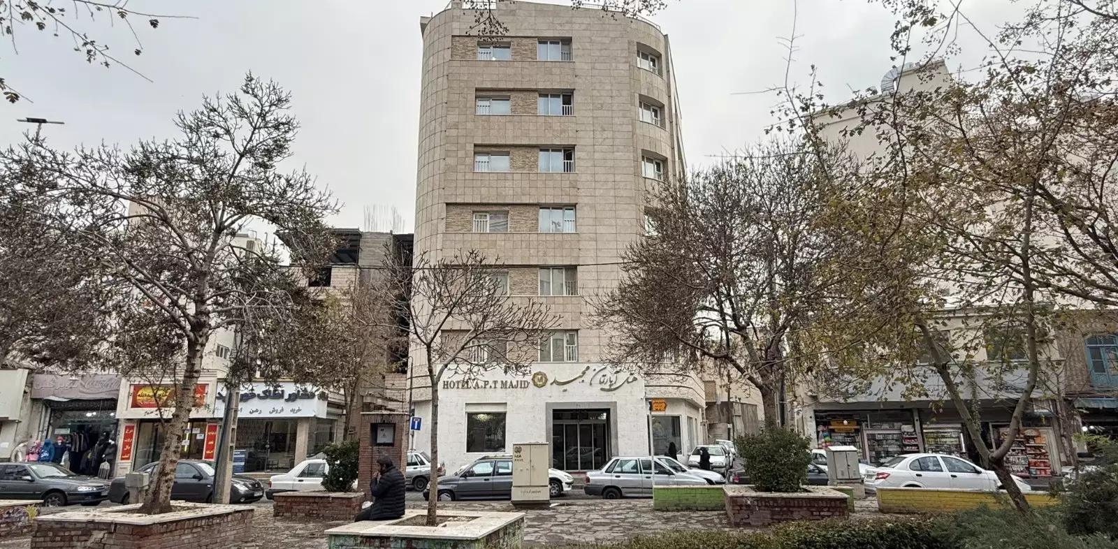 نمای بیرونی ساختمان هتل مجید در خیابان