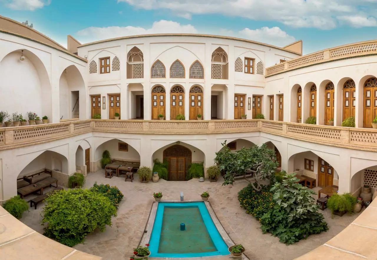 حیاط مرکزی هتل احسان با حوض و باغچه
