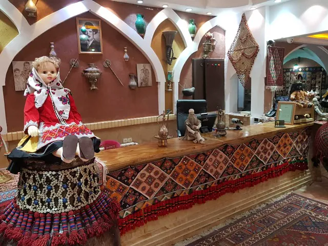 پذیرش هتل ابیانه با عروسک محلی و پارچه‌های سنتی
